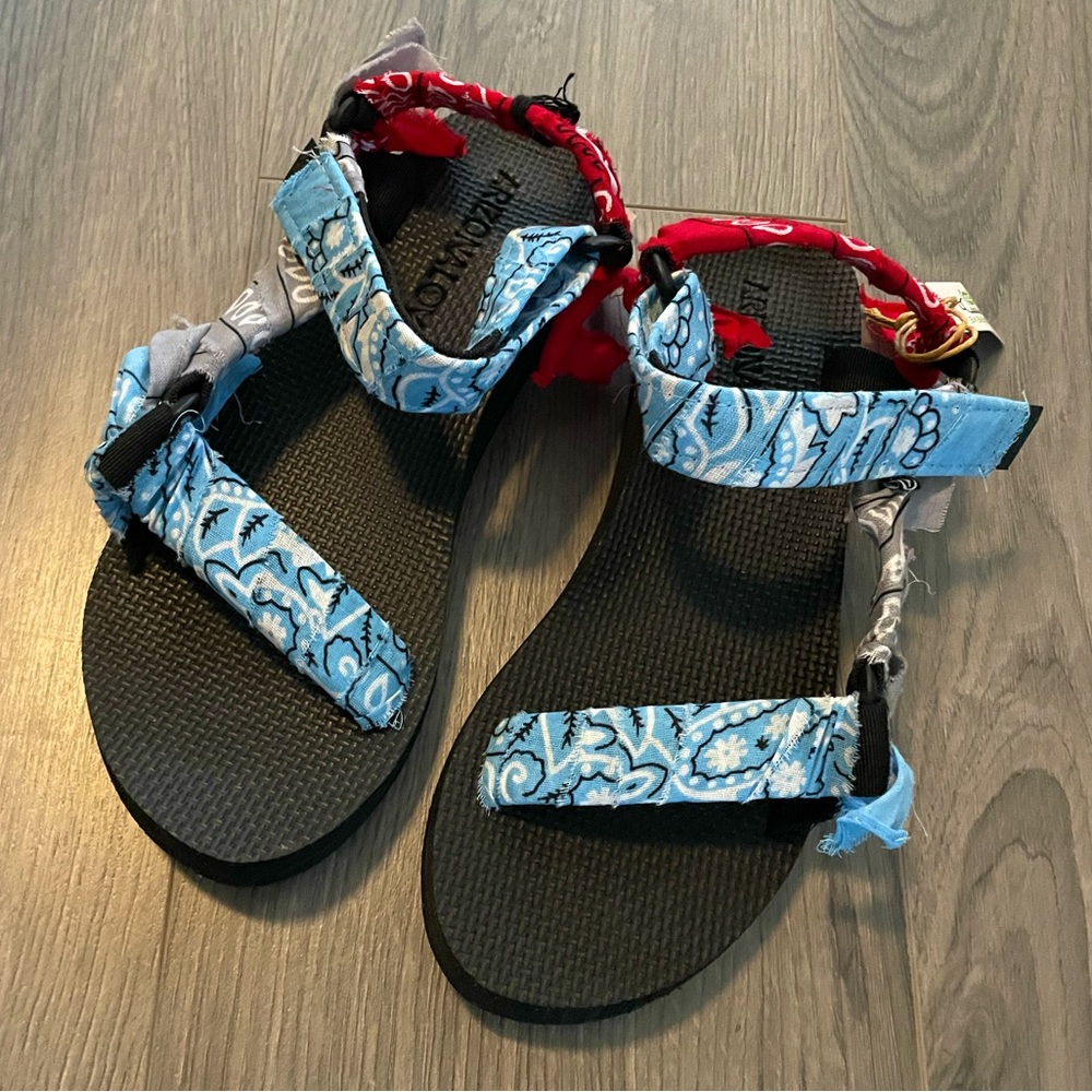 Brand New Arizona Love Bandana Sandals in Red, Grey, and Blue ❤️💙